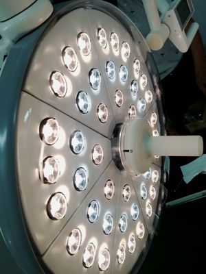 Medische apparatuur 40000 Lux Surgical Operating Light Union-Technologie 500mm Dubbel Koepelot Licht